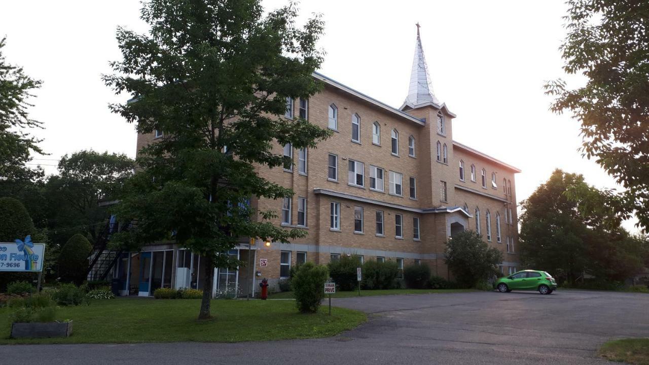 Mhotel Domaine L'Envolee- Maison Fleurie Victoriaville Exterior foto
